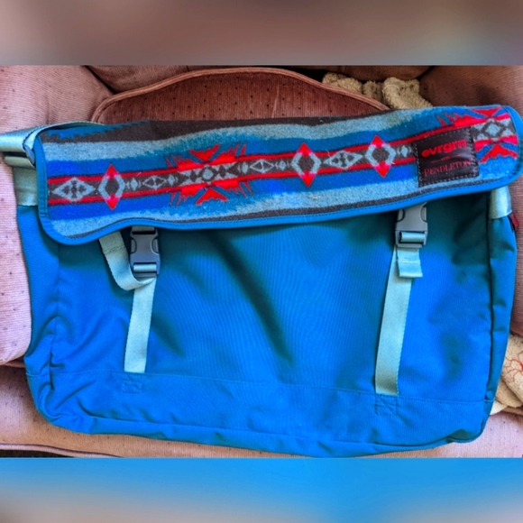 PENDELTON WITH EVRGRN TOTE BAGS / CHAIR CARRIERS - Picture 1 of 2